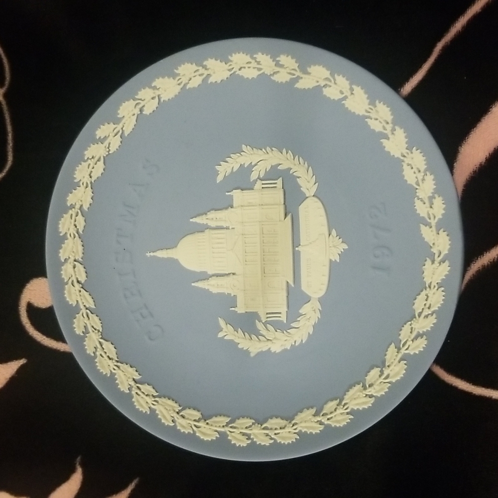 Vintage 50 yr  Christmas 1972 St. Paul's Cathedral Plate 8"  Wedgwood En…